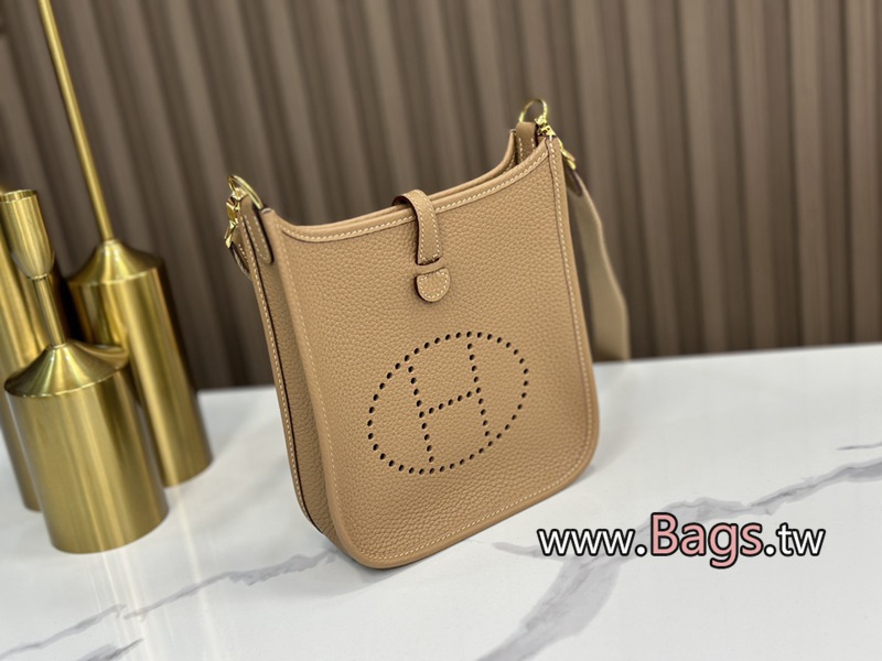 A貨Hermes𝗛𝗲𝗿𝗺𝗲𝘀 𝗠𝗶𝗻𝗶 𝗘𝘃𝗲𝗹𝘆𝗻𝗲 𝟭𝟲

凹造型超出片的𝗘𝘃𝗲𝗹𝘆𝗻𝗲才是必須擁有的包包清單🧾𝘁𝗼𝗽 𝟭 四季百搭『容量可觀』小而不廢

𝘀𝗶𝘇𝗲 𝟭𝟲*𝟭𝟴*𝟱𝗰𝗺 Hermes愛馬仕 第3張