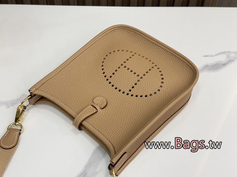 A貨Hermes𝗛𝗲𝗿𝗺𝗲𝘀 𝗠𝗶𝗻𝗶 𝗘𝘃𝗲𝗹𝘆𝗻𝗲 𝟭𝟲

凹造型超出片的𝗘𝘃𝗲𝗹𝘆𝗻𝗲才是必須擁有的包包清單🧾𝘁𝗼𝗽 𝟭 四季百搭『容量可觀』小而不廢

𝘀𝗶𝘇𝗲 𝟭𝟲*𝟭𝟴*𝟱𝗰𝗺 Hermes愛馬仕 第4張