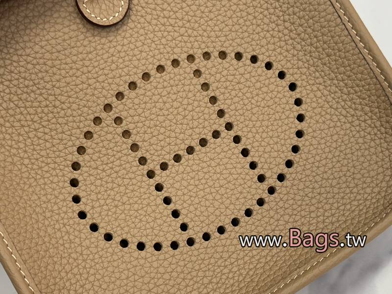 A貨Hermes𝗛𝗲𝗿𝗺𝗲𝘀 𝗠𝗶𝗻𝗶 𝗘𝘃𝗲𝗹𝘆𝗻𝗲 𝟭𝟲

凹造型超出片的𝗘𝘃𝗲𝗹𝘆𝗻𝗲才是必須擁有的包包清單🧾𝘁𝗼𝗽 𝟭 四季百搭『容量可觀』小而不廢

𝘀𝗶𝘇𝗲 𝟭𝟲*𝟭𝟴*𝟱𝗰𝗺 Hermes愛馬仕 第5張